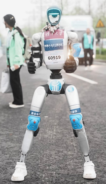 涌融优配 全球首场“人机共跑” 机器人ETF易方达（159530）携手人形机器人“出战”半马