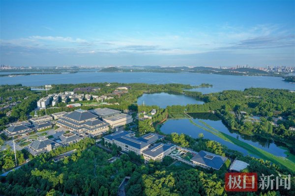魔投网 雨后东湖碧空如洗，湛蓝湖水与绿树相映成趣