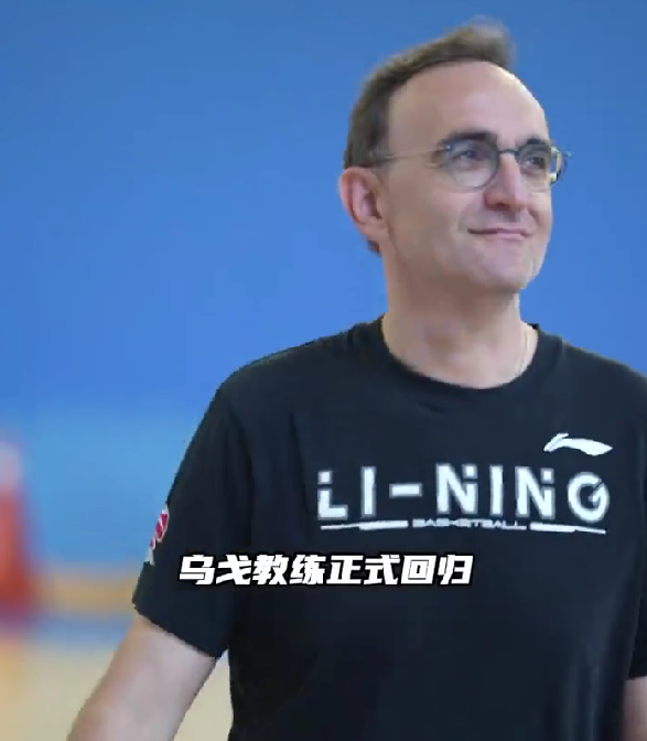 云资管 下午3点32官宣！辽篮用26秒视频欢迎杨鸣得力干将归队，付豪亮相