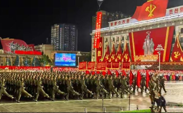 掌互通 朝鲜冒雨在凌晨0点举行大阅兵，现场一股肃杀之气，展示多种高超音速武器！